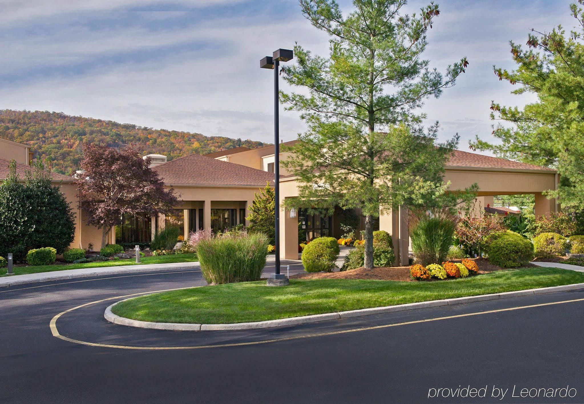 Courtyard By Marriott Mahwah Hotel Exterior foto