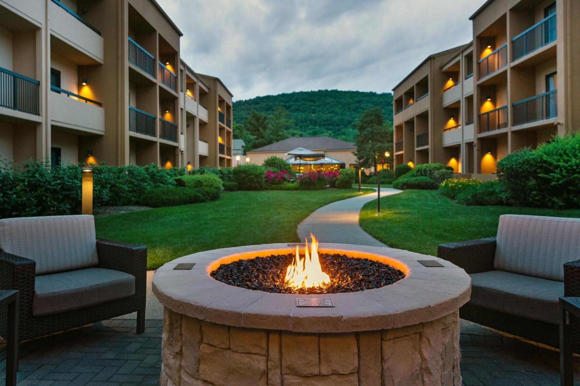 Courtyard By Marriott Mahwah Hotel Exterior foto