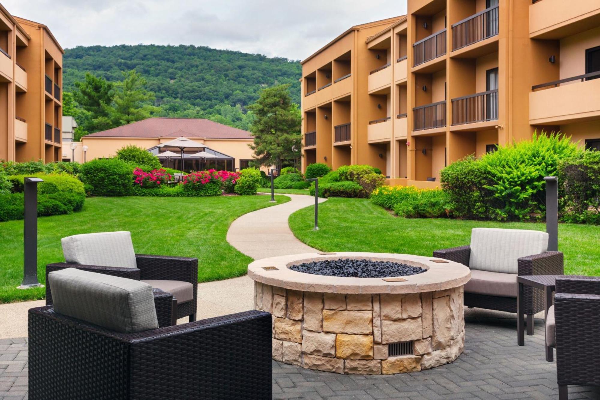Courtyard By Marriott Mahwah Hotel Exterior foto