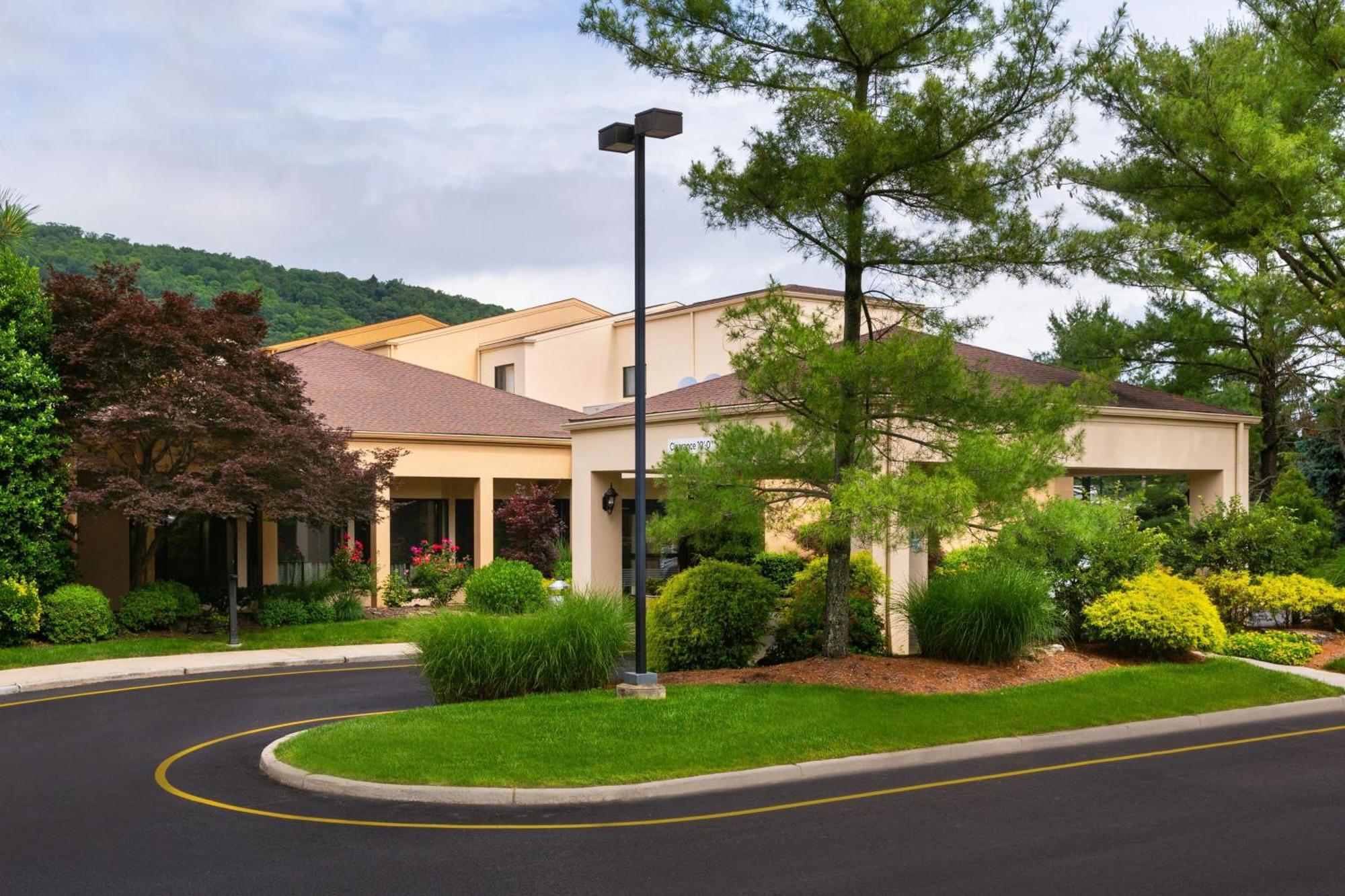 Courtyard By Marriott Mahwah Hotel Exterior foto