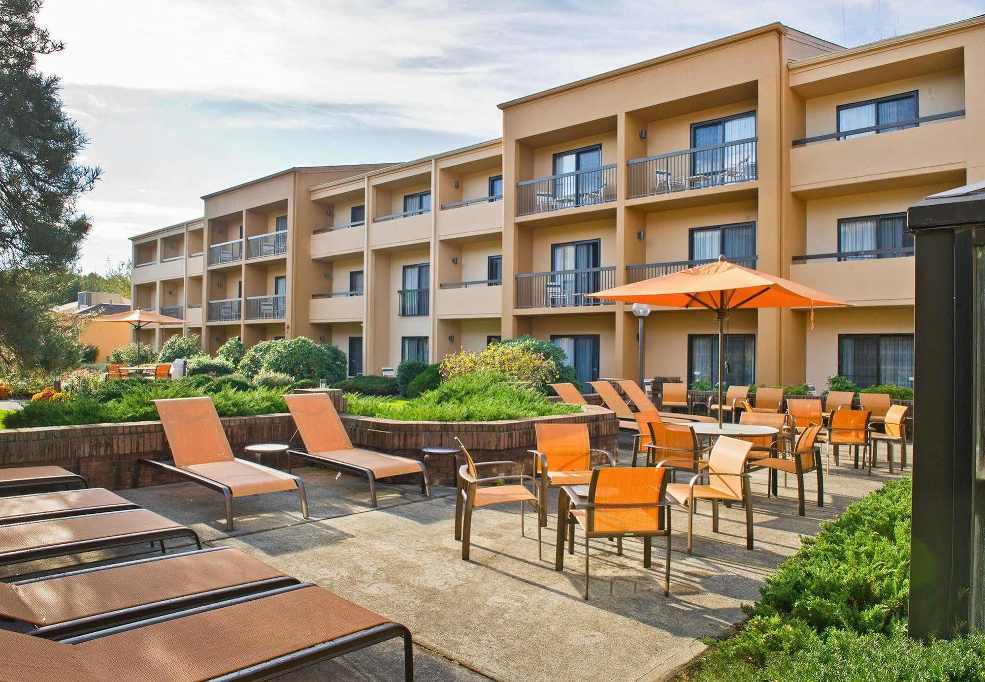 Courtyard By Marriott Mahwah Hotel Exterior foto